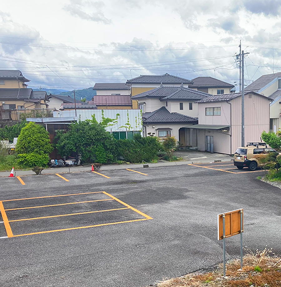 駐車場はオレンジ枠をご利用ください。それ以外にはお駐めにならないようお願いいたします。敷地内全て禁煙となります。