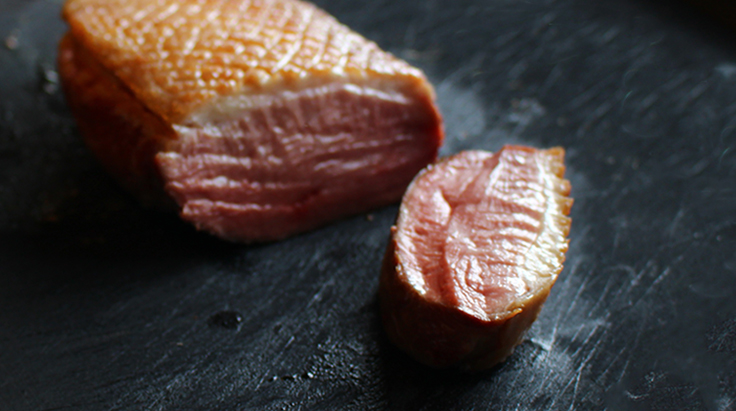 もがみ鴨　山形県大蔵村の豊かな自然の中で、店主の親族が情熱を注ぎ育てる「もがみ鴨」。山形県産産米を飼料に、臭みがなく甘い脂、やわらかい肉質が特徴の国産ブランド鴨です。