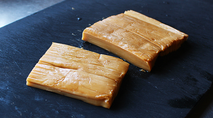 完全熟発酵メンマ　約二週間毎日火にかけ水を換え繰り返し灰汁を抜き、やわらかく戻したメンマです。味付けはスープを邪魔しないようシンプルな薄味に仕上げています。