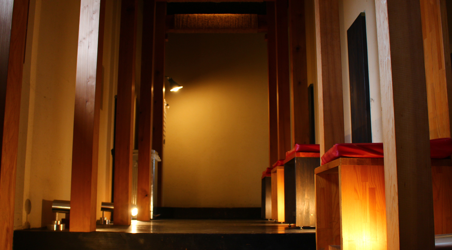 順番にご案内いたします。食券をお求めの上、入口側の待合席にてお待ちください。