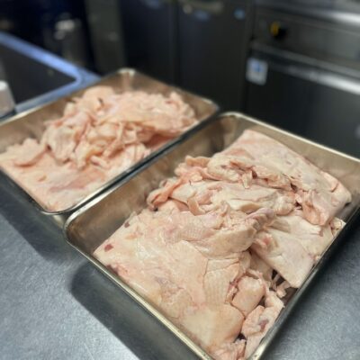 スープに輝く脂は味の決め手